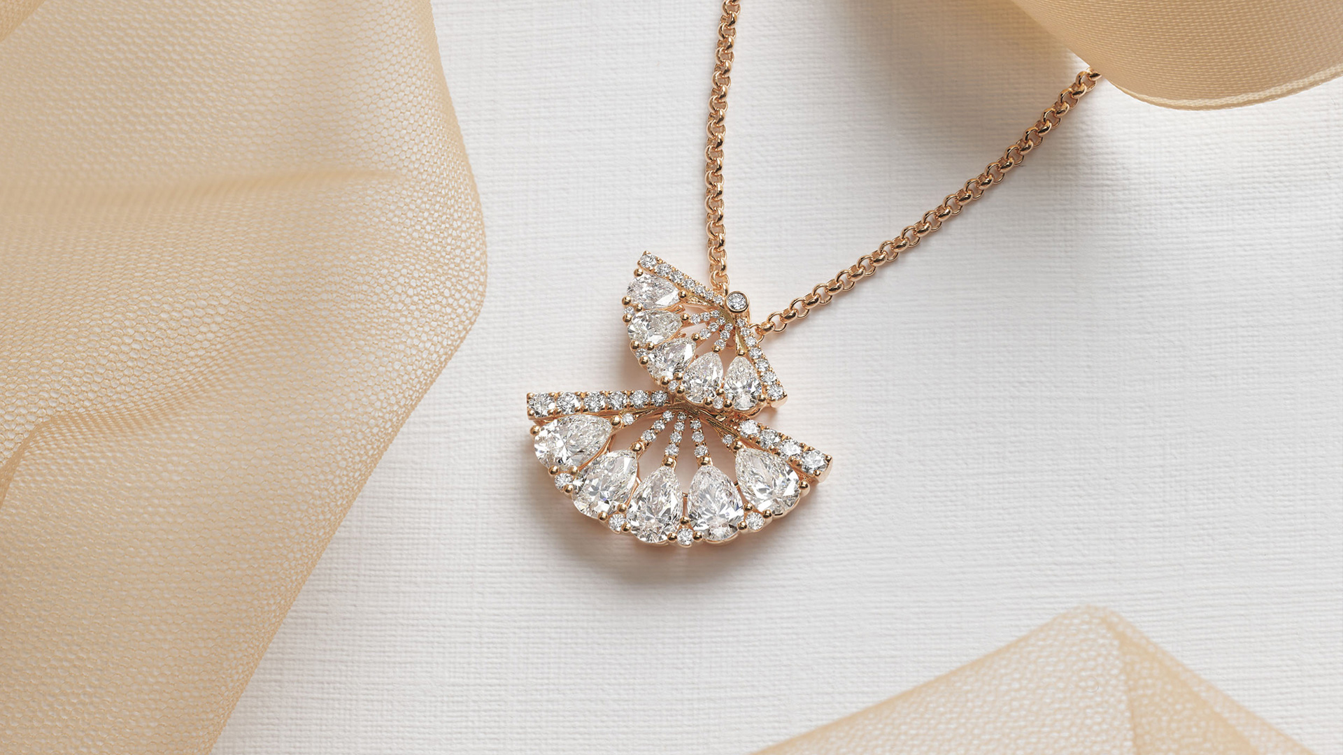 SPARKLE & SHINE: Celebrate the Holidays with timeless elegance, danceand light with Chopard’s exquisite pieces